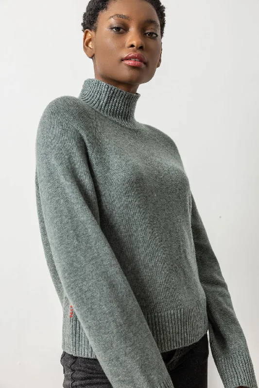 Plus Size Women's Oversized Chunky Knit SweatersFull Sleeve Turtleneck Sweater in Heron Plus Size Women's Oversized Chunky Knit SweatersFull Sleeve Turtleneck Sweater in Heron